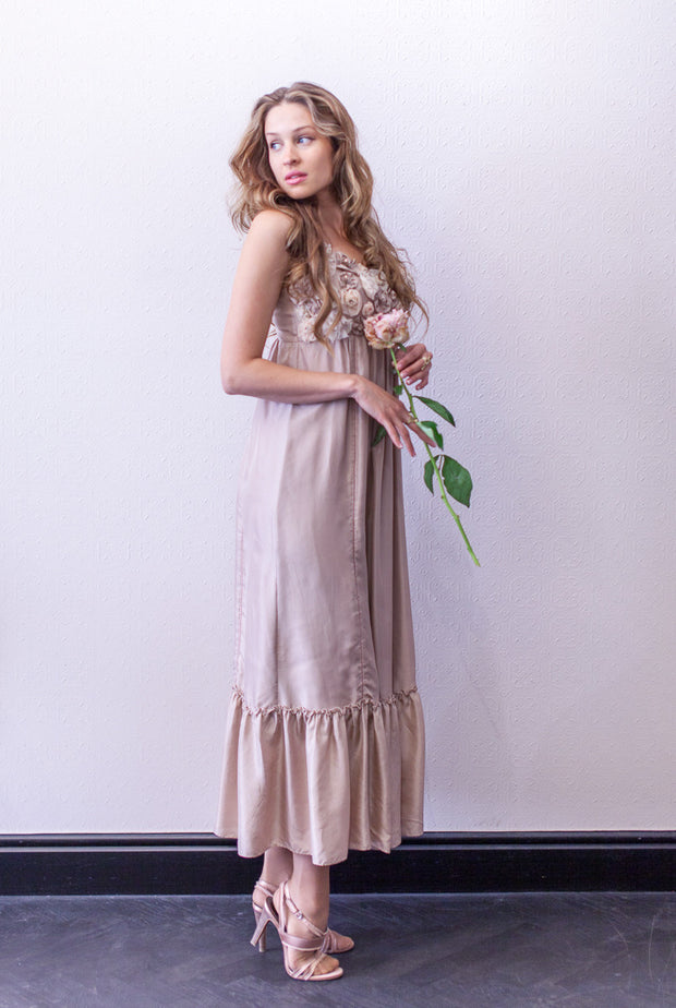 A sleeveless silk dress with strap shoulders, rosa color, rose decorations at decoltee